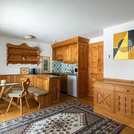 Chesa Maistra Apartment *